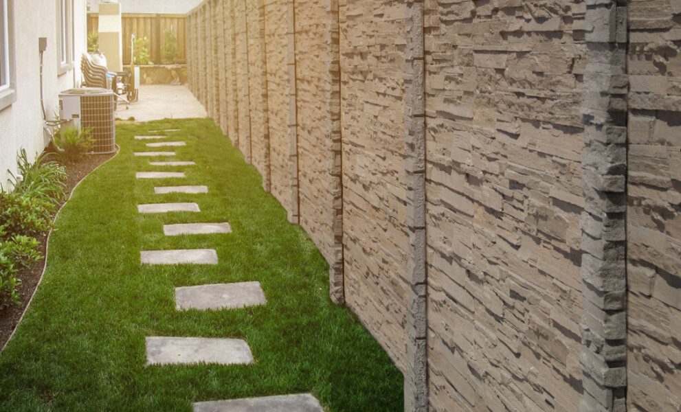 ChiselStone precast concrete fence — California residence
